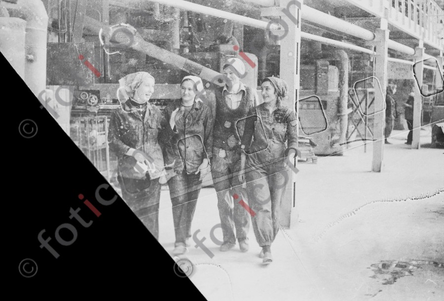 4 Fabrikarbeiterinnen | 4 female factory workers - Foto Harder-001_DivKBBild071.jpg | foticon.de - Bilddatenbank für Motive aus Geschichte und Kultur